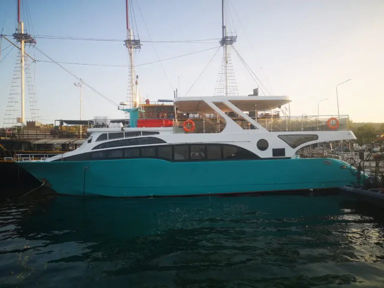 Glass Bottom Motor Yacht 150 Guests (7)