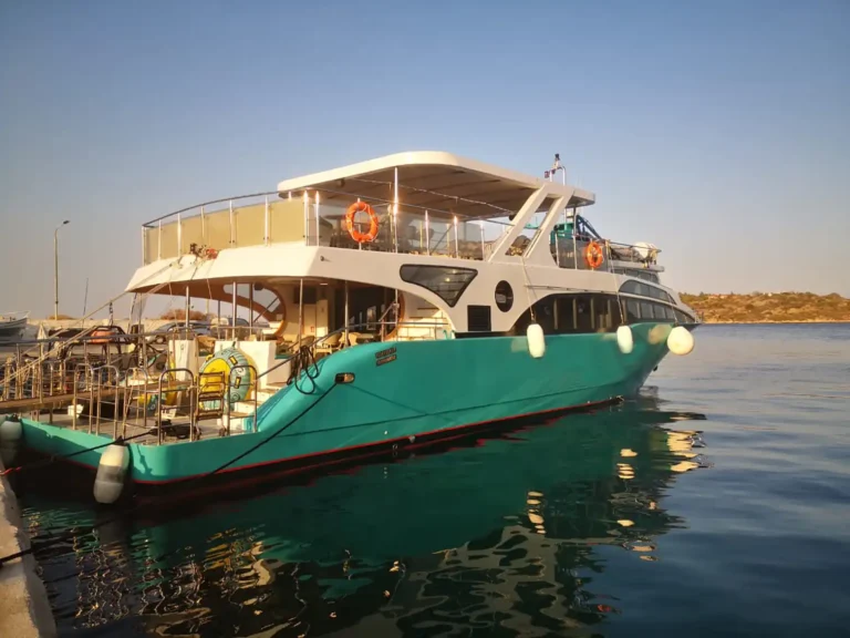 Glass Bottom Motor Yacht 150 Guests (8)