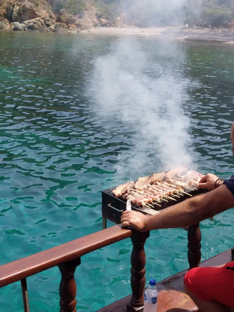 wooden sailing 40 guests φωτο barbeuce 6 (11)