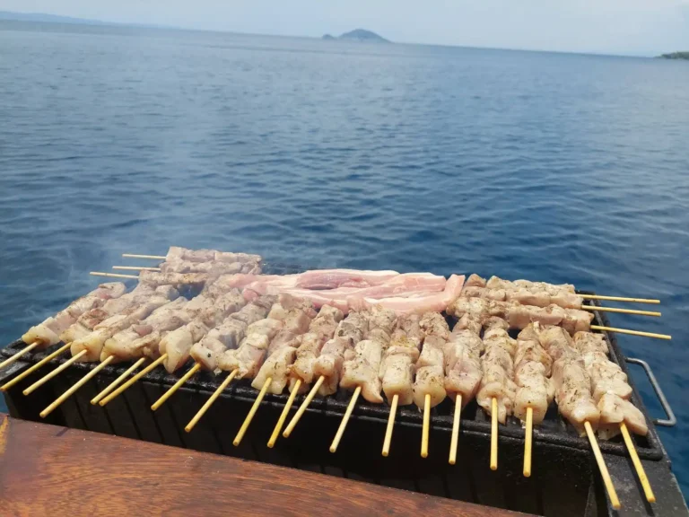 wooden sailing 40 guests φωτο barbeuce 6 (12)