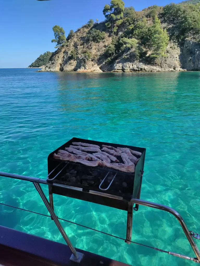 wooden sailing 40 guests φωτο barbeuce 6 (6)