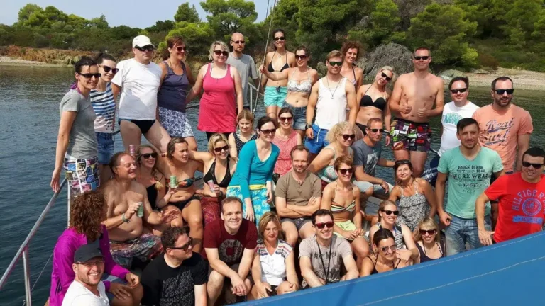 ξυλινο 15 m πλωρη με κοσμο